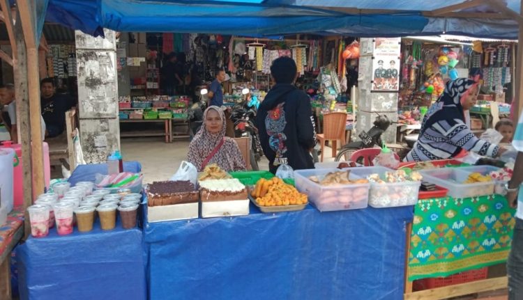 Puasa Hari Pertama, Takjil Di Pasar Namrole Di Buru Warga