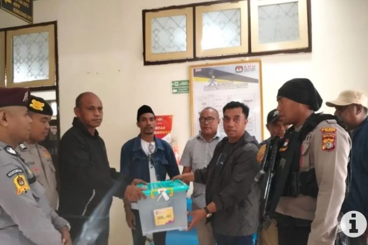 Polres Pulau Buru Kawal Hasil Rekapitulasi Perhitungan Suara Ke KPU Maluku