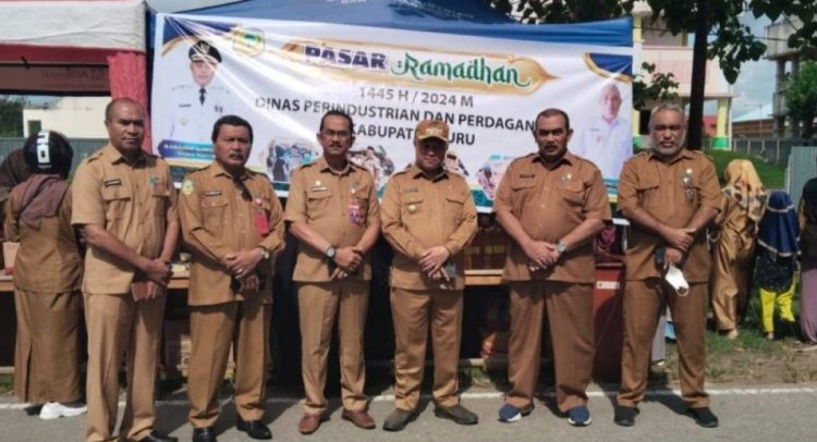 Bupati Salampessy Kunjungi Pasar Murah Ramadhan Yang Digelar Dinas Desprindak