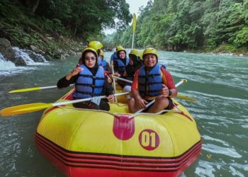 Destinasi Arung Jeram Desa Wisata Namrinat di Bursel