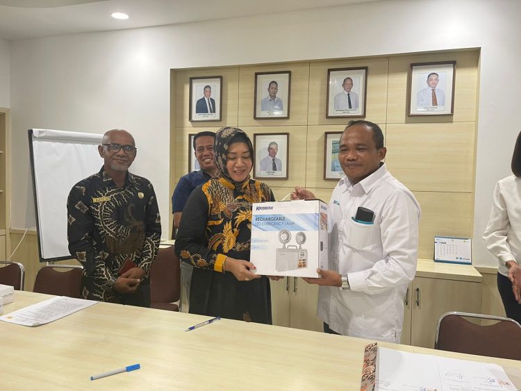 Bupati Safitri Hibahkan Lahan Untuk PLN Di Bursel