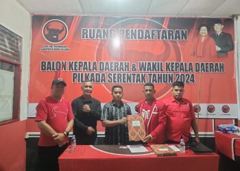 Bakal Calon Wakil Bupati Frits P. Lesnussa Ambil Formulir Di PDIP