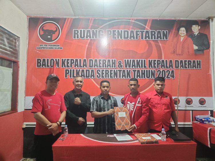 Bakal Calon Wakil Bupati Frits P. Lesnussa Ambil Formulir Di PDIP