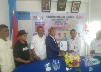 Maju Calon Wabup Buru, Robi Nurlatu Mendaftar di Partai Nasdem Dan Perindo