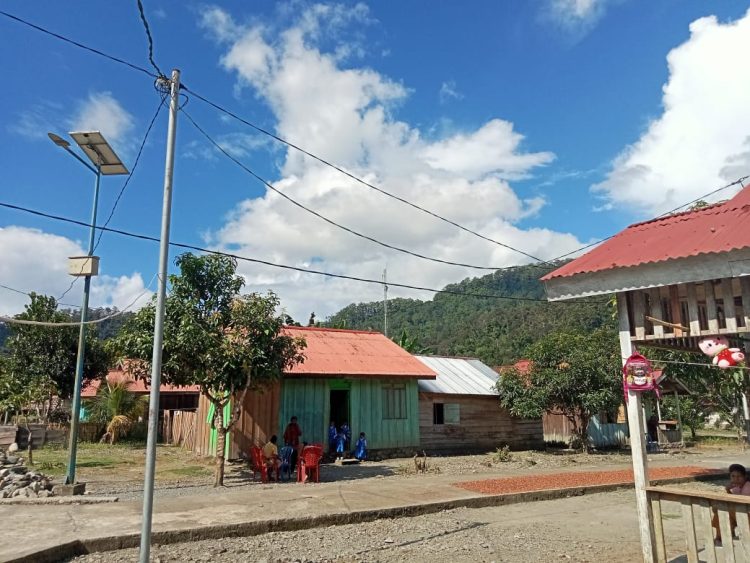 Setelah Menunggu Puluhan Tahun, Warga Desa Leman Poli Akhirnya Nikmati listrik