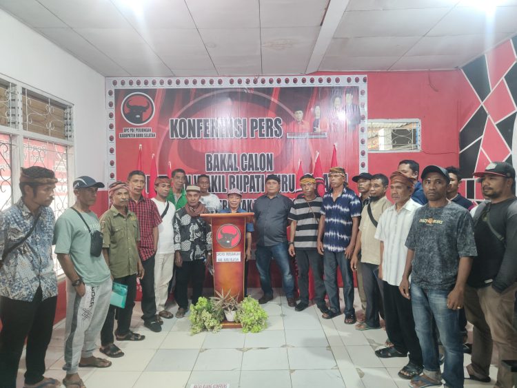 Siang Bertarung, Pemangku Adat Kawal Balon Wabup Beno Lesnussa Daftar Di PDIP Bursel