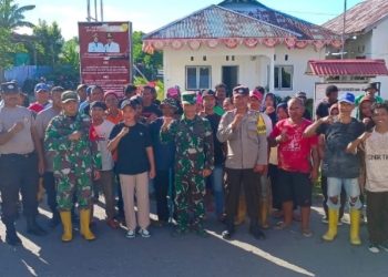 TNI, Polri, Masyarakat Dan Siswa SMA 7 Namrole Laksanakan Karya Bakti Jumat Bersih