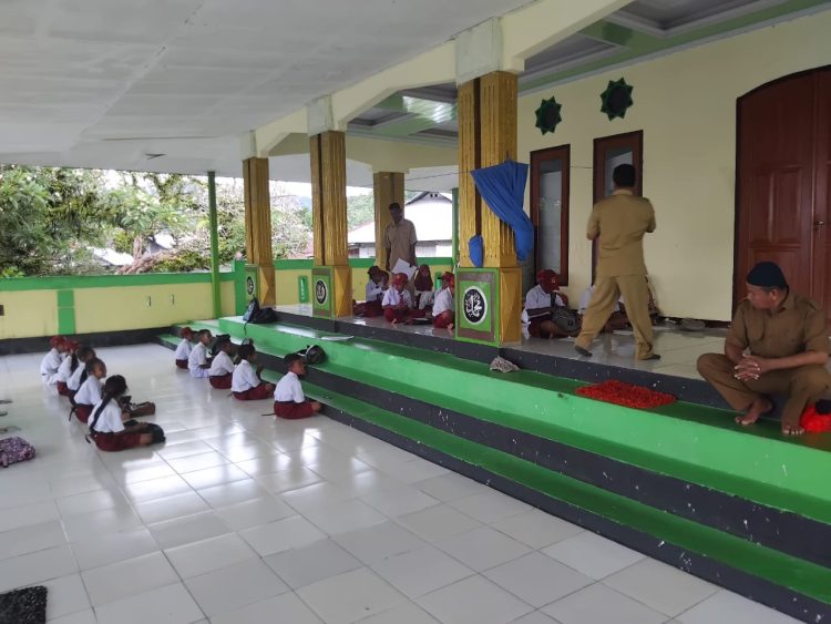 Sekolah Dipalang, Murid SD Alahilaal Batujungku Terpaksa Belajar di Mesjid dan Gedung TPQ