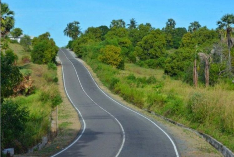 17 KM Pekerjaan Jalan Namrole Leksula Rampung, Curah Hujan Penyebab Kerusakan Baru