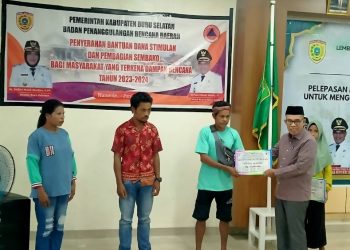 Pemda Bursel Berikan Bantuan Dana Stimulan dan Sembako Bagi Warga Yang Terdampak Bencana