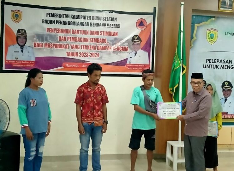 Pemda Bursel Berikan Bantuan Dana Stimulan dan Sembako Bagi Warga Yang Terdampak Bencana