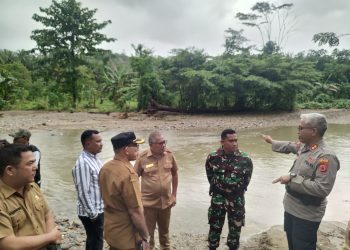 Wakil Bupati Dan Kapolres Bursel Tinjau Dusun Fatiban Di Kecamatan Waesama Yang Terdampak Banjir