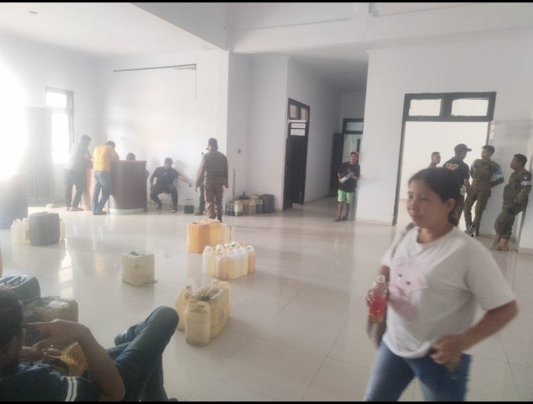 Satpol PP Dan Polres Bursel Razia Penimbunan BBM Di Namrole