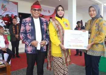 Bupati Safitri Berikan Bantuan dan Menyerahkan Penghargaan Desa Bersih Narkoba