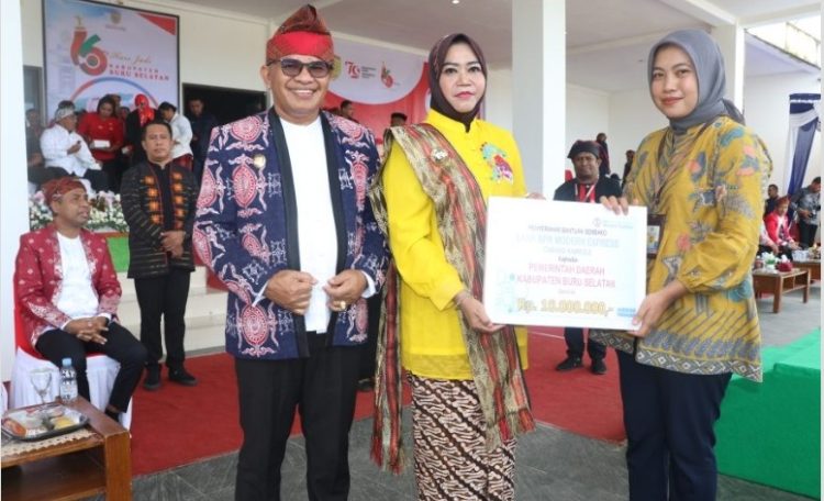 Bupati Safitri Berikan Bantuan dan Menyerahkan Penghargaan Desa Bersih Narkoba