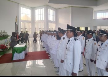 Bupati Bursel Kukuhkan Perpanjangan Masa Jabatan 26 Kades