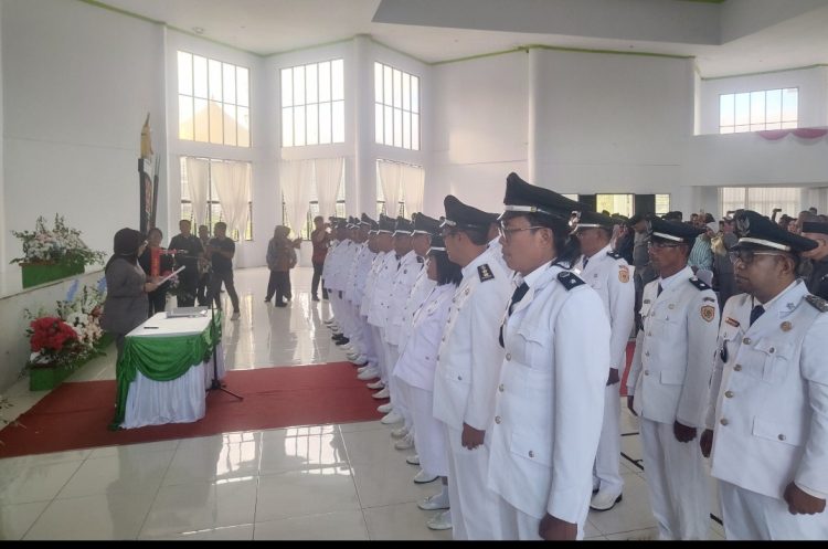 Bupati Bursel Kukuhkan Perpanjangan Masa Jabatan 26 Kades