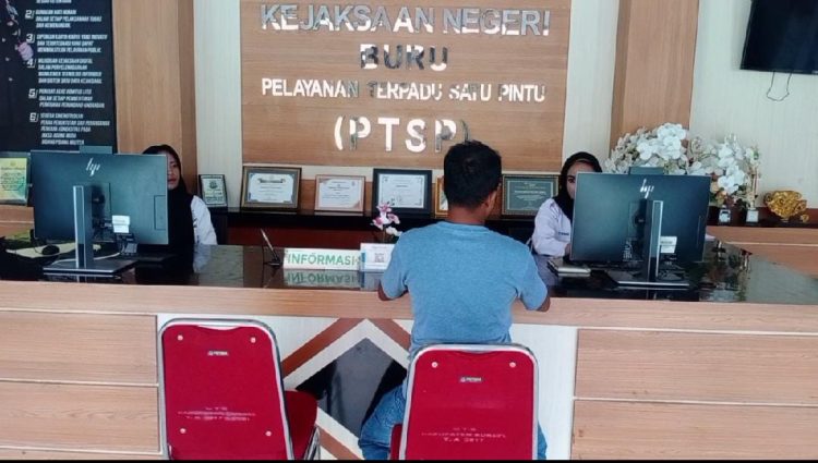 Mantan Pj Kades Waimiting Dilaporkan ke Ke Kejaksaan Negeri Buru