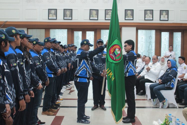 Penjabat Gubernur Maluku, Sadli Le Lepas Kontingen PON Provinsi Maluku