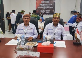 Pasangan Amustofa Besan dan Hamzah Buton Mendaftar di KPU Buru