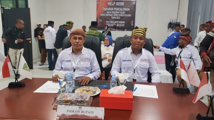 Pasangan Amustofa Besan dan Hamzah Buton Mendaftar di KPU Buru