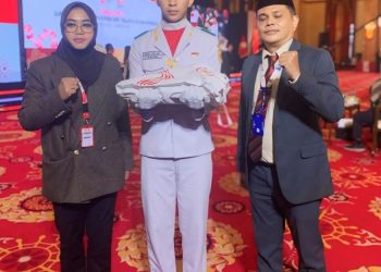 Bupati Safitri Terima Bendera Merah Putih Dari Sekretaris Dewan BPIP, Mayjen TNI Wisnu Bawa Tenaya