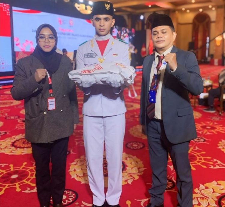 Bupati Safitri Terima Bendera Merah Putih Dari Sekretaris Dewan BPIP, Mayjen TNI Wisnu Bawa Tenaya