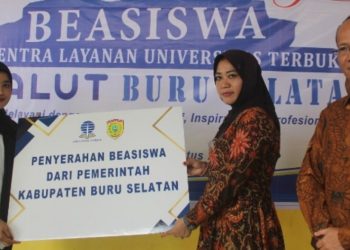 Bupati Berikan 193 Beasiswa Untuk Mahasiswa Bursel Di Tahun 2024