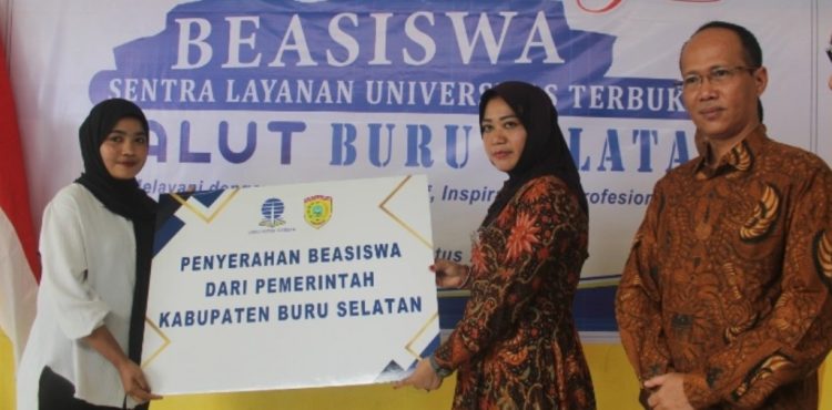 Bupati Berikan 193 Beasiswa Untuk Mahasiswa Bursel Di Tahun 2024