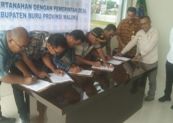 BPN Laksanakan Penyerahan Sertifikat Elektronik Tanah Aset Desa di Kabupaten Buru