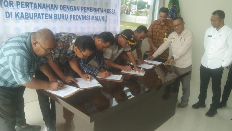 BPN Laksanakan Penyerahan Sertifikat Elektronik Tanah Aset Desa di Kabupaten Buru