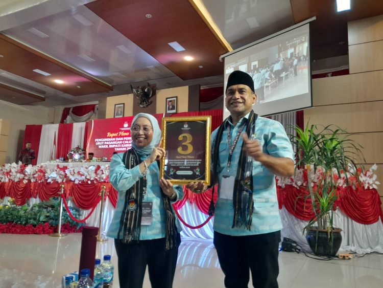 Calon Bupati Aziz Hentihu dan Calon Wabup, Gadis Siti Nadia Umasugi Dapat Nomor 3