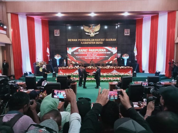 25 Anggota DPRD Buru Dilantik, Bambang Ketua Sementara