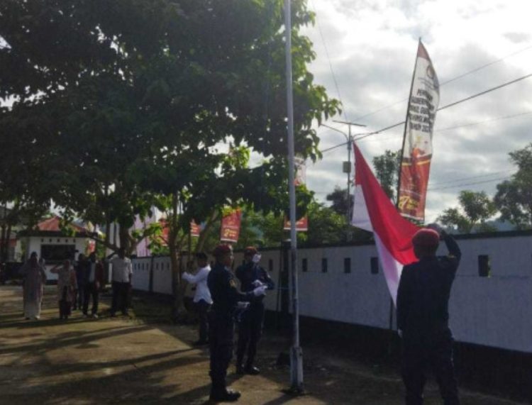 Peringati HUT RI ke 79, KPU Bursel Gelar Upacara Bendera