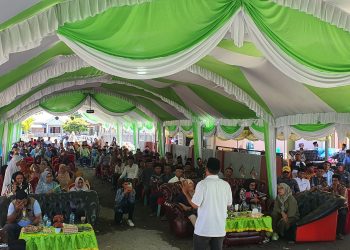 Kedatangan Cabup Aziz Hentihu Disambut Antusias Warga Desa Kayeli