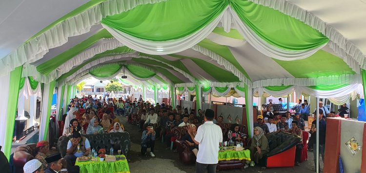 Kedatangan Cabup Aziz Hentihu Disambut Antusias Warga Desa Kayeli