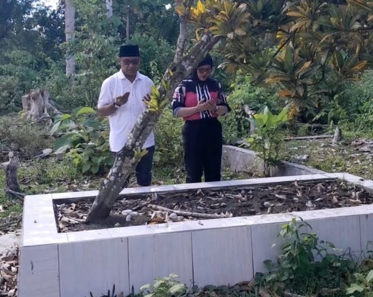 Aziz Hentihu Didampingi Istri Ipa Vadila Assagaf Berziarah Ke Makam Habib Husein Kailey