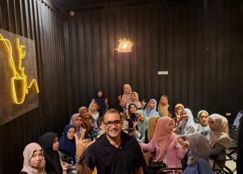 Tukar Gagasan Dengan Mahasiswi, Aziz Hentihu Sampaikan Program Beasiswa