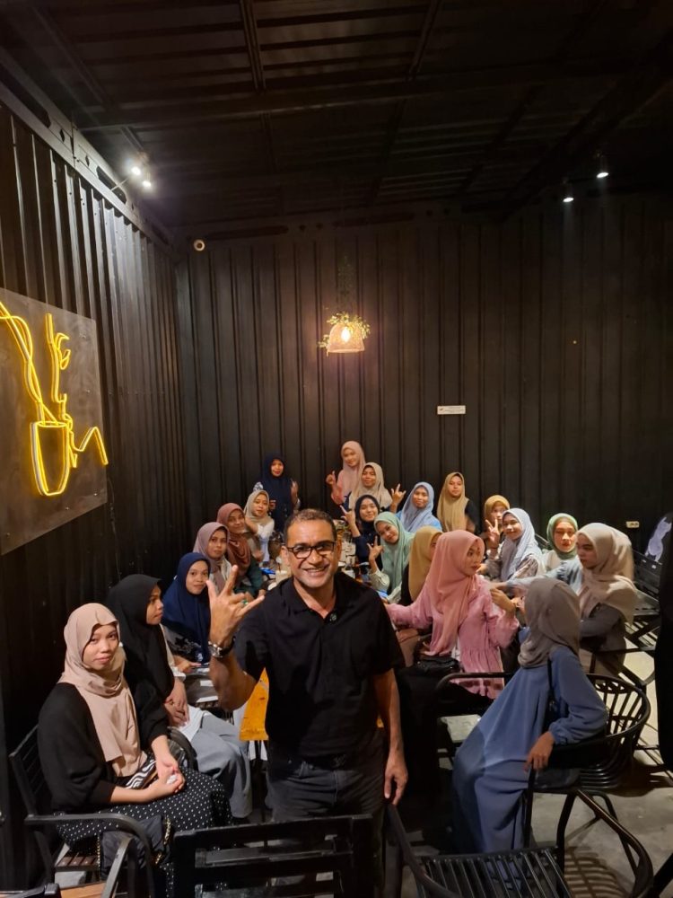 Tukar Gagasan Dengan Mahasiswi, Aziz Hentihu Sampaikan Program Beasiswa