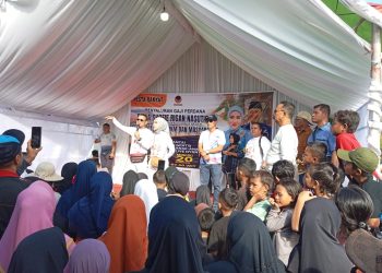 MDR Temani Istri Bagikan Gaji Bulan Pertama Sebagai Anggota DPRD Buru