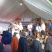 MDR Temani Istri Bagikan Gaji Bulan Pertama Sebagai Anggota DPRD Buru