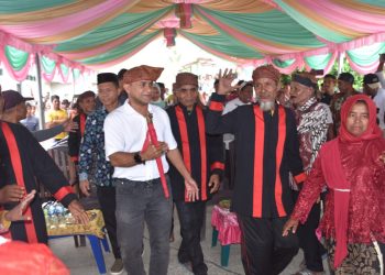 Perangkat Adat Sambut Kedatangan Cabup Buru, Aziz Hentihu