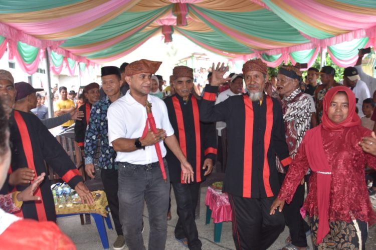 Perangkat Adat Sambut Kedatangan Cabup Buru, Aziz Hentihu