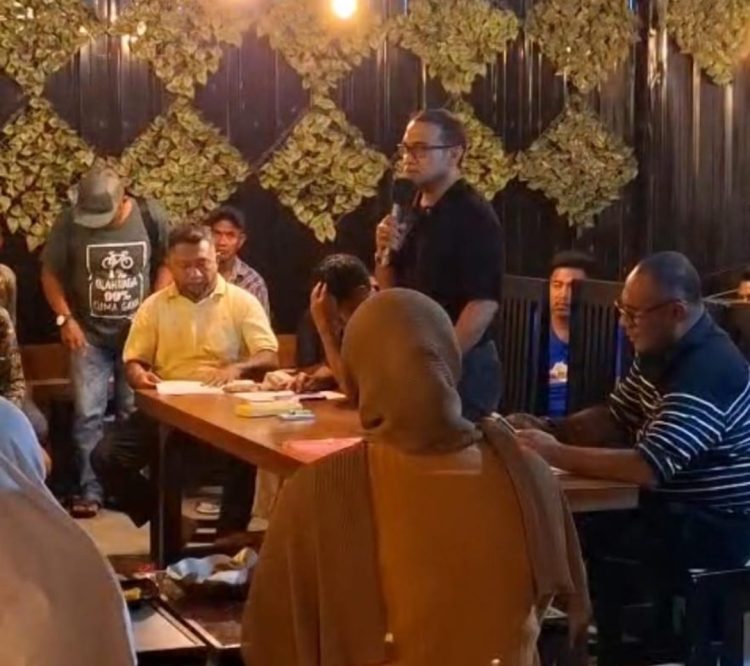 Masyarakat Kota Namlea Padati Acara Silaturahmi Cabup Buru, Aziz Hentihu di Jalan Tugu Tani