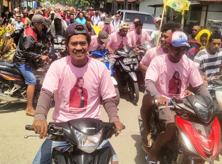 Ribuan Massa Pendukung  Sambut Kedatangan Paslon No 3, Safitri – Hempri Di Kecamatan Leksula