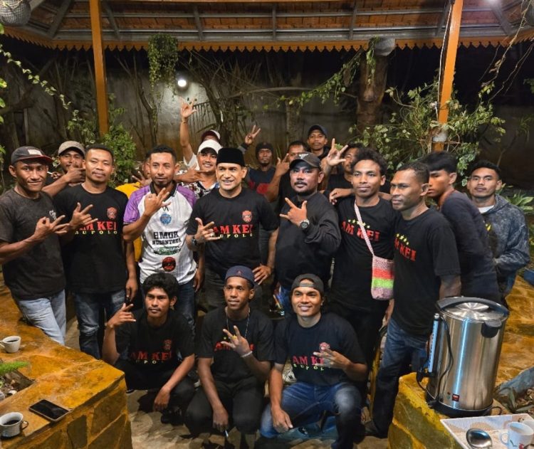 Ketua Umum AMKEI, John Refra Kei Resmi Mendukung Paslon Aziz Hentihu dan Gadis Umasugi