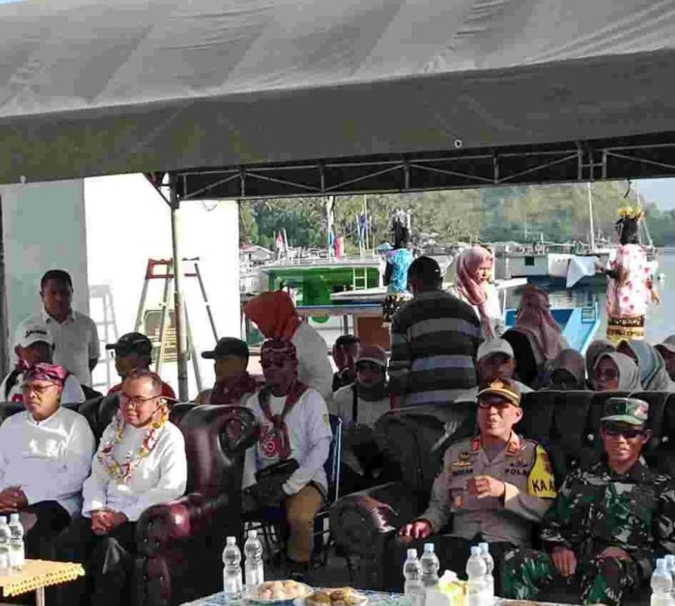 Pjs Bupati Bursel Hadiri Ceremony Kunjungan Kapal Pesiar Heritage Adventure Di Desa Pasir Putih