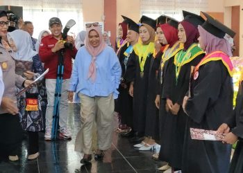 Calon Bupati Bursel Hj.Safitri Soulisa Hadiri Wisuda 288 Mahasiswa Uniqbu