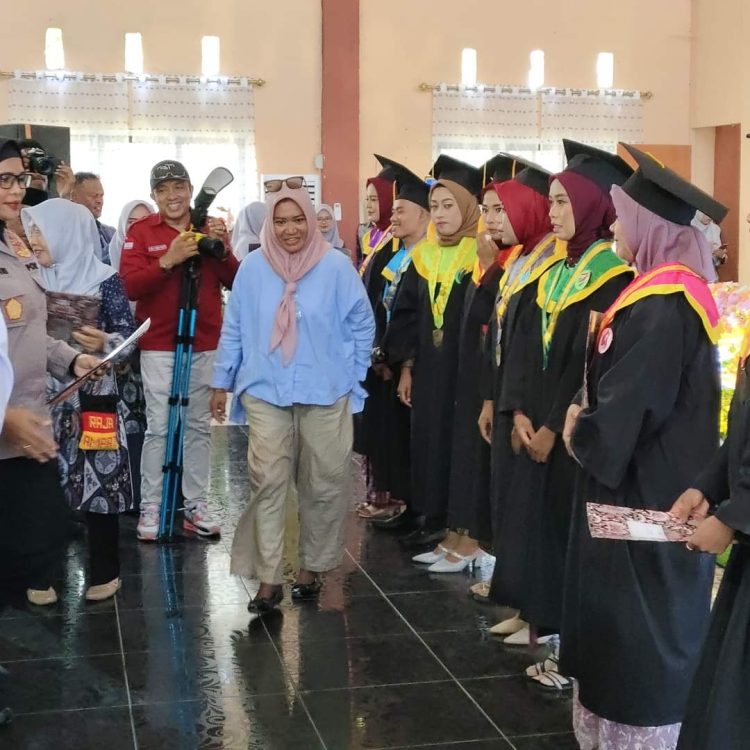 Calon Bupati Bursel Hj.Safitri Soulisa Hadiri Wisuda 288 Mahasiswa Uniqbu