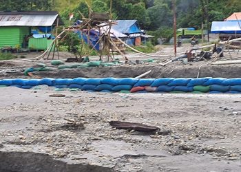 Jalan Poros Nasional di Depan Pos TNI Rusak Parah Akibat Penambangan Emas Ilegal